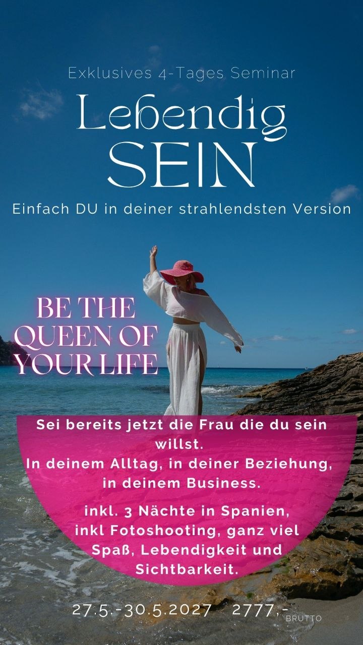 Flyer LEBENDIG.SEIN – Kathi mit pinkem Hut am Meer